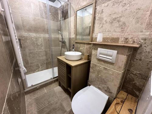 une salle de bain avec toilettes, lavabo et douche dans l'établissement Résidence Le Pelvoux Ii - RESIDENCE LE PELVOUX II MAE-0011, à Vars