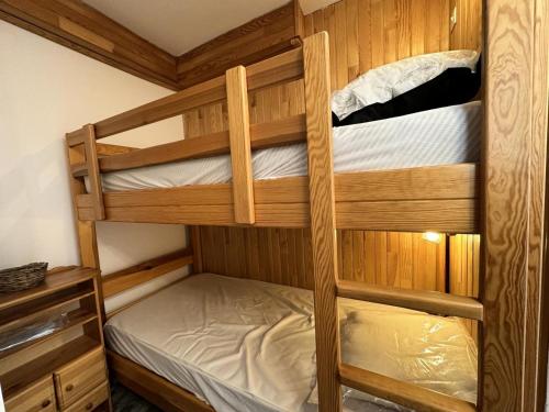 quelques lits superposés dans une chambre dans l'établissement Résidence Le Pelvoux I - RESIDENCE LE PELVOUX I MAE-0001, à Vars