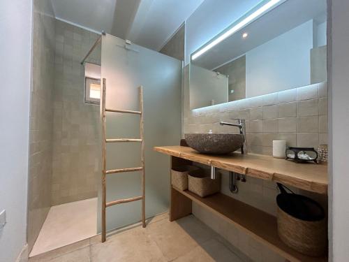 Bilik mandi di Maison rénovée T3 avec balcon et climatisation au cœur de Collioure - FR-1-309-457