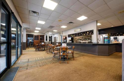 a restaurant with tables and chairs and a counter at Home Cheti - Apartment near Universal Studios in Orlando
