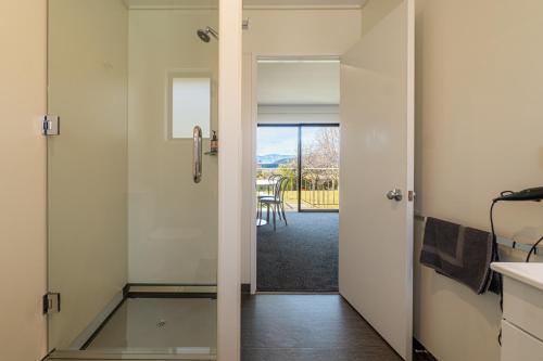 una cucina con porta che conduce a una sala da pranzo di Wanaka Top 10 Holiday Park a Wanaka