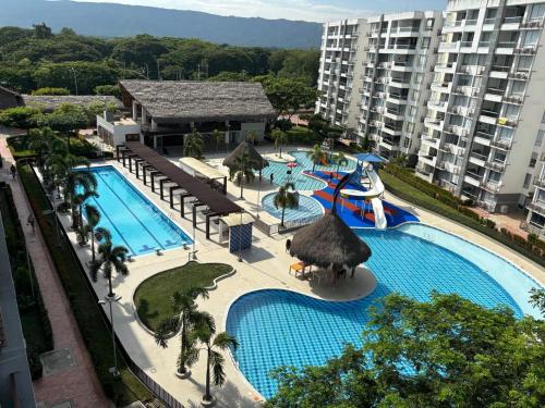 an overhead view of a swimming pool at a resort at Apartamento en Ricaurte para descansar y disfrutar in Ricaurte