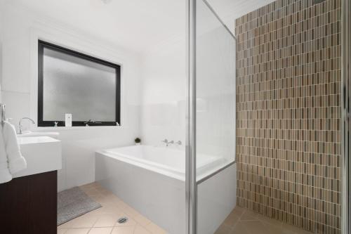 Ένα μπάνιο στο O'Reilly Residence - Spacious & Cosy 4 Bedroom Home