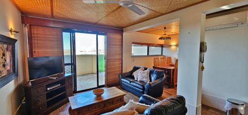 ein Wohnzimmer mit Sofa und Fernseher in der Unterkunft Riverview Holiday Apartment 15 - Kalbarri, WA in Kalbarri