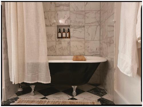 a bathroom with a black and white bath tub at Thames Home in Taylor