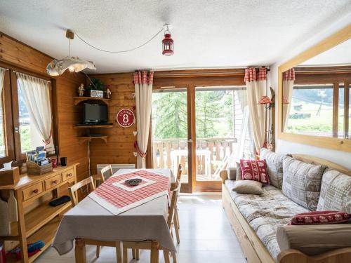 un salon avec un canapé et une table dans l'établissement Appartement 2 Pièces, 4 Pers, Proche Remontées, Balcon, Parking, Cuisine Équipée - FR-1-676-184, à Châtel