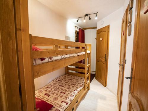 Cette chambre comprend 2 lits superposés et un couloir. dans l'établissement Appartement 2 Pièces, 4 Pers, Proche Remontées, Balcon, Parking, Cuisine Équipée - FR-1-676-184, à Châtel