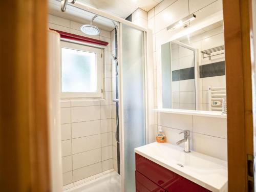 une salle de bain avec un lavabo, une douche et un miroir dans l'établissement Appartement 2 Pièces, 4 Pers, Proche Remontées, Balcon, Parking, Cuisine Équipée - FR-1-676-184, à Châtel
