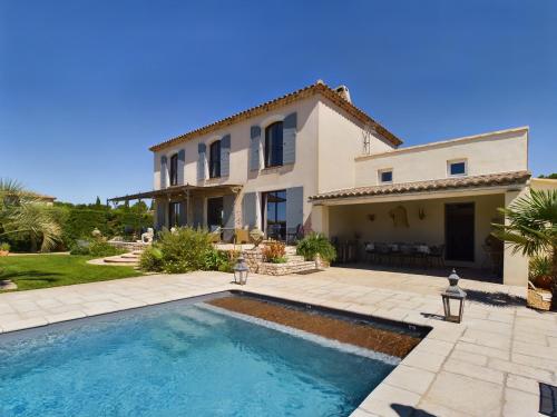une villa avec piscine devant une maison dans l'établissement Maison Proche Village - Piscine Privée - 3 Chambres - FR-1-599-111, à Mouriès