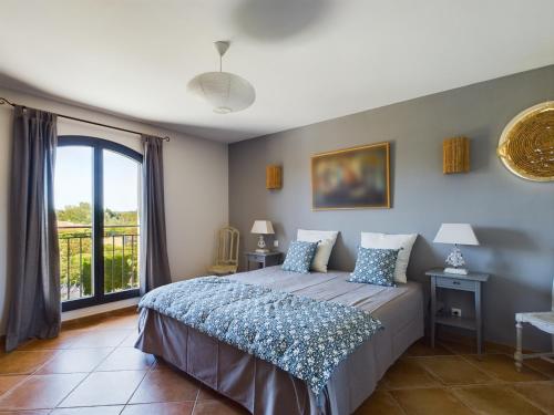 穆里耶Maison Proche Village - Piscine Privée - 3 Chambres - FR-1-599-111的一间卧室，里面有一张床和一扇大窗户。
