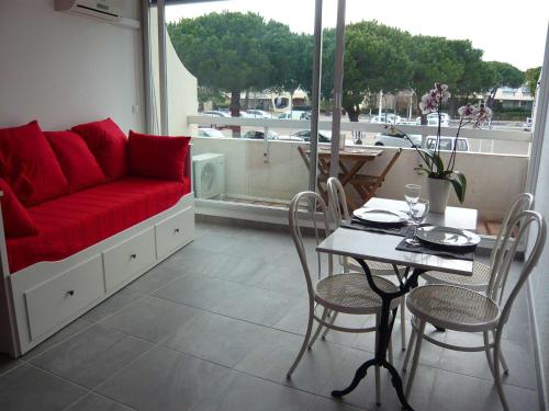 Photo de la galerie de l'établissement Studio rénové pour 2 avec clim à 100m de la plage - FR-1-731-105, au Grau-du-Roi