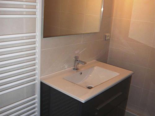 Photo de la galerie de l'établissement Studio rénové pour 2 avec clim à 100m de la plage - FR-1-731-105, au Grau-du-Roi