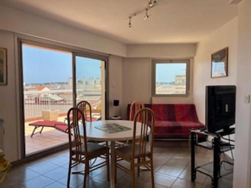 un salon avec une table, des chaises et un canapé dans l'établissement Appartement central à Antibes avec parking, 4 couchages - FR-1-789-7, à Antibes