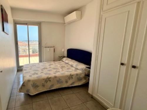 une petite chambre avec un lit et une fenêtre dans l'établissement Appartement central à Antibes avec parking, 4 couchages - FR-1-789-7, à Antibes