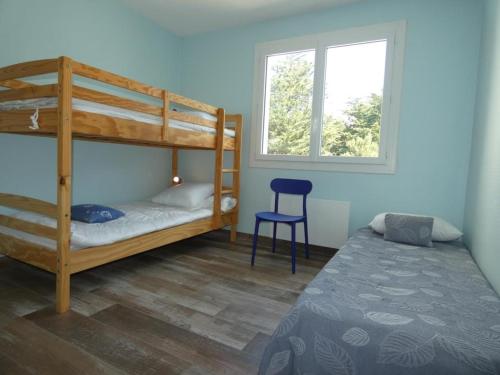 - une chambre avec 2 lits superposés et une chaise dans l'établissement Appartement rénové, 2 chambres, balcon, parking, face mer - FR-1-540-295, à Notre-Dame-de-Monts
