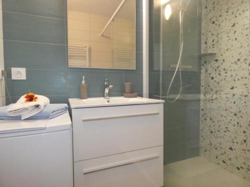 une salle de bain avec un lavabo blanc et une douche dans l'établissement Appartement rénové, 2 chambres, balcon, parking, face mer - FR-1-540-295, à Notre-Dame-de-Monts