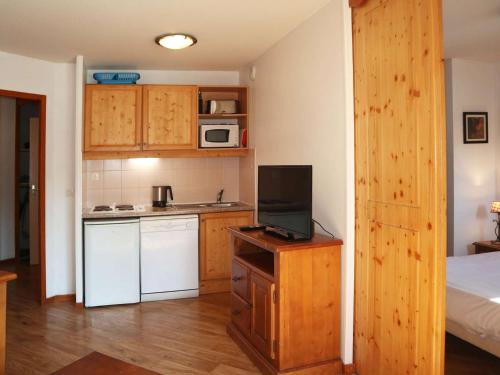 - une petite cuisine avec un lit et un four micro-ondes dans l'établissement Charmant 2 pièces 6 pers, piscine chauffée, sauna, ski aux pieds - Les Orres 1800 - FR-1-322-636, aux Orres