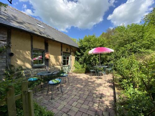 Galeriebild der Unterkunft Maison de charme 18ème, jardin luxuriant, WIFI inclus - FR-1-497-220 in Sainte-Opportune