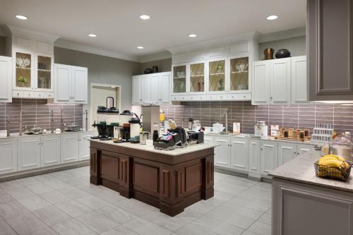 Η κουζίνα ή μικρή κουζίνα στο Residence Inn Savannah Downtown Historic District