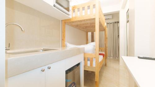 Kuchyň nebo kuchyňský kout v ubytování RedDoorz at Delorian Residences