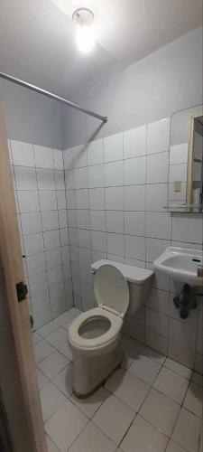 a bathroom with a toilet and a sink at Slouch Hat Hotel and Restaurant in Manila