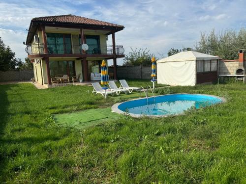 una casa con una pequeña piscina en el patio en Villa Sunray, en Topola