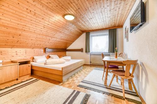 Postel nebo postele na pokoji v ubytování Gasthaus Hecht