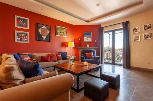 un soggiorno con un divano e un tavolo di Luxury Condo Steps Away from Downtown San Miguel a San Miguel de Allende