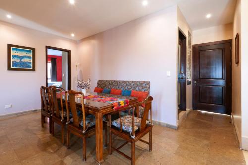 una sala da pranzo con un tavolo e un divano di Luxury Condo Steps Away from Downtown San Miguel a San Miguel de Allende
