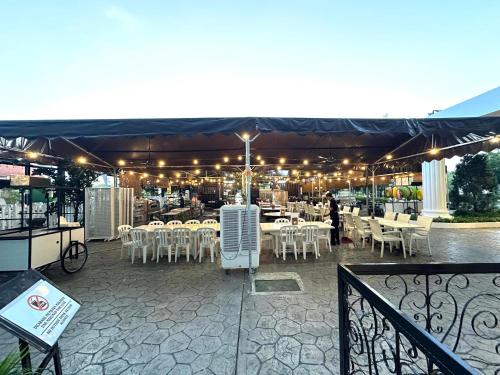 En restaurant eller et andet spisested på Savanna Hill Resort