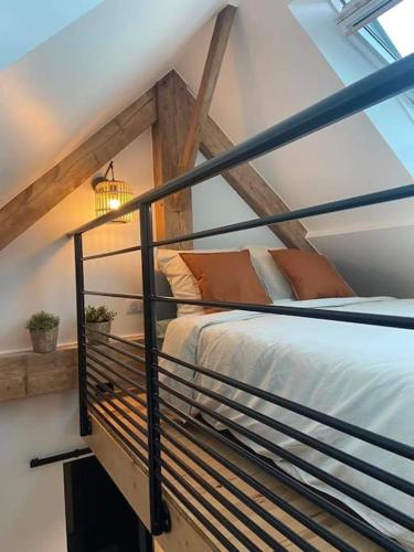 une chambre avec un lit dans un grenier dans l'établissement Le Patio, Hyper centre rue au calme avec parking, à Cherbourg en Cotentin