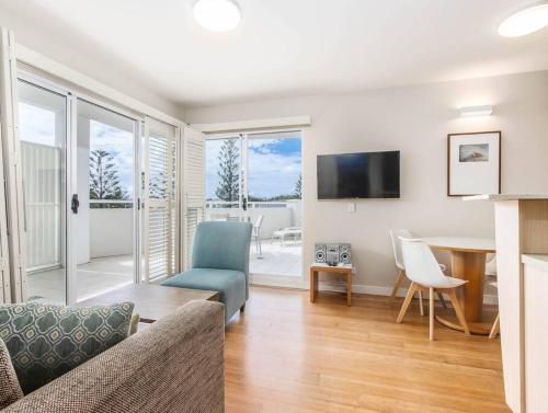 TV a/nebo společenská místnost v ubytování The Pool Resort Kingscliff - Two Bed Dual Key 2218-19