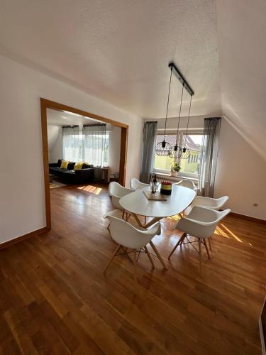 Posezení v ubytování Deluxe 7 queen sized bedroom Apartment in Herford Hiddenhausen