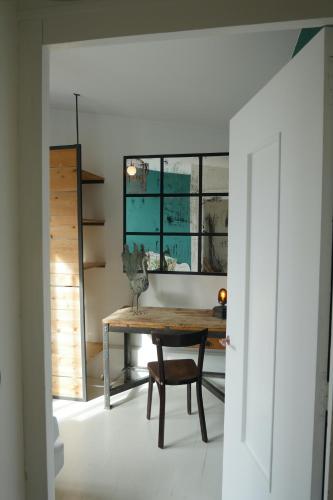 une salle à manger avec une table et une chaise dans l'établissement Surprenantes - L'Île Mystérieuse, à Nantes