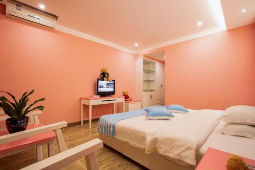 Letto o letti in una camera di Mount Emei Teddy Bear Hotel玩具熊酒店