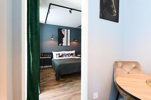 Katil atau katil-katil dalam bilik di 24 Mezhygirska str 24, Apartments in historical parts, Podil