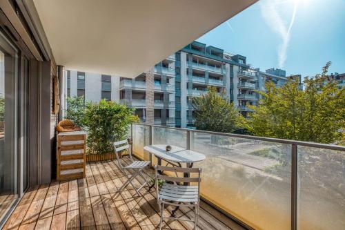 - un balcon avec une table et des chaises dans l'établissement Appartement Dolce Vita - Your ideal getaway in the heart of Annecy, à Annecy
