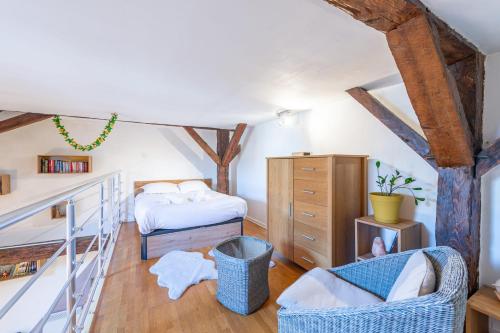 une chambre avec un lit et un lit superposé dans l'établissement La Mansarde - Duplex au bord du lac, à Annecy