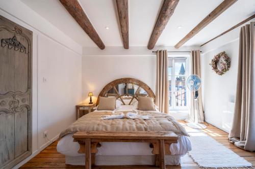 Una cama o camas en una habitación de A la Fleur de Ly