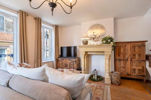 Una televisión o centro de entretenimiento en A la Fleur de Ly