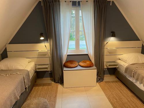 Postel nebo postele na pokoji v ubytování Reetdach Ferienhaus Anni