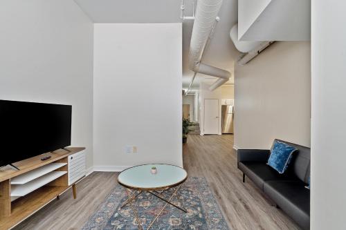 TV a/nebo společenská místnost v ubytování 1BR CozySuites with Direct Skybridge Access #5