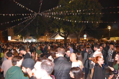 a large group of people standing around in a crowd at Il Pianerottolo in Manziana