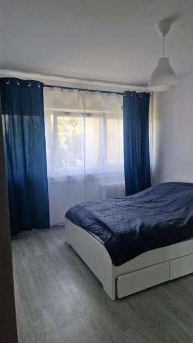 Ένα ή περισσότερα κρεβάτια σε δωμάτιο στο Wielkopolska Apartment