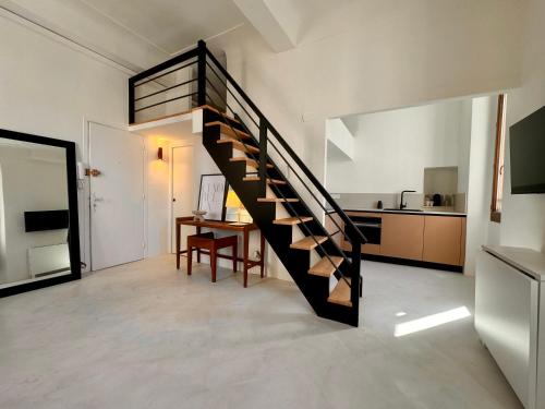 - un escalier en colimaçon dans une chambre avec une cuisine dans l'établissement Studio design - Coup de coeur, à Antibes
