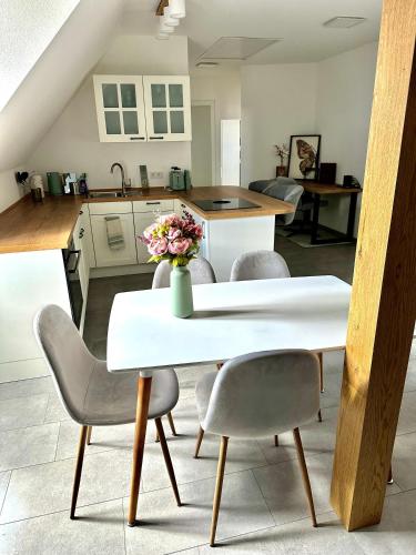 a kitchen and dining room with a table and chairs at Ferienwohnung Altstadtblick in Wolframs-Eschenbach