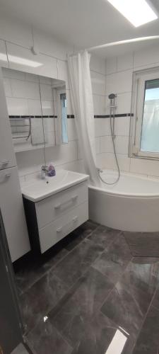 a bathroom with a shower and a tub and a sink at geräumige 4 Zimmer Wohnung mit Balkon in Altendorf