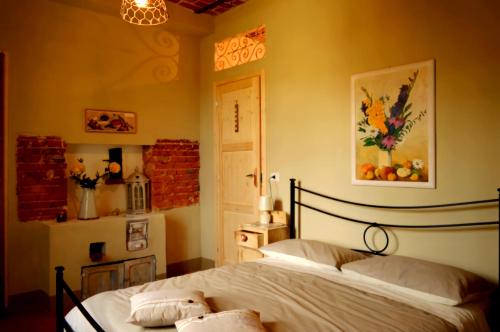 a bedroom with a bed in a room at Bed & Tours Dimora di campagna in Castelnuovo Belbo