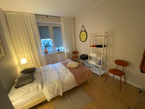 a bedroom with a bed and a window at 5 minut do Zamku in Malbork