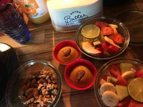 einen Tisch mit Schalen aus Obst und Nüssen in der Unterkunft Chez Walter et Camille in Saint-Cernin-de-Larche